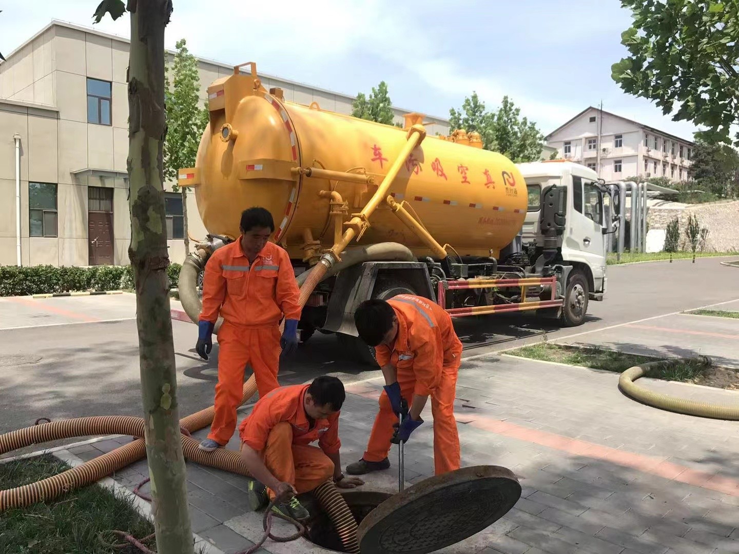 崇安管道疏通车停在窨井附近